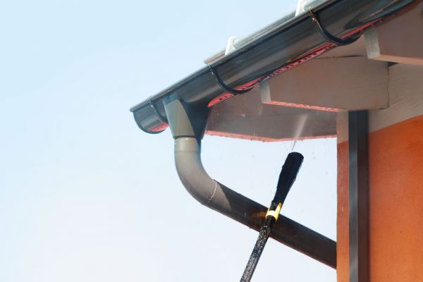 Eaves Power Washing in Kenner